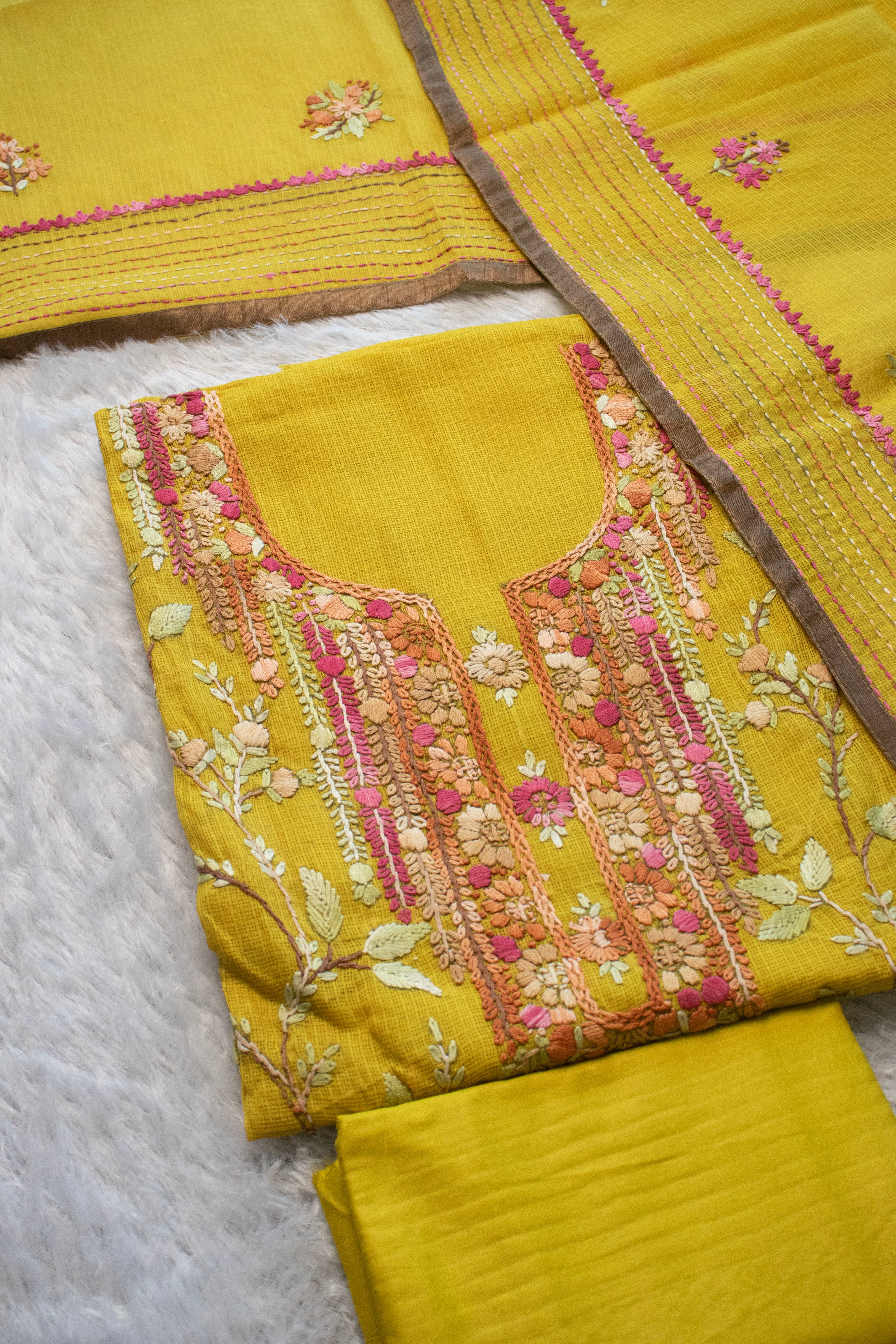 Amber Meadow Muslin Aari Embroidered Suit (Unstitched)